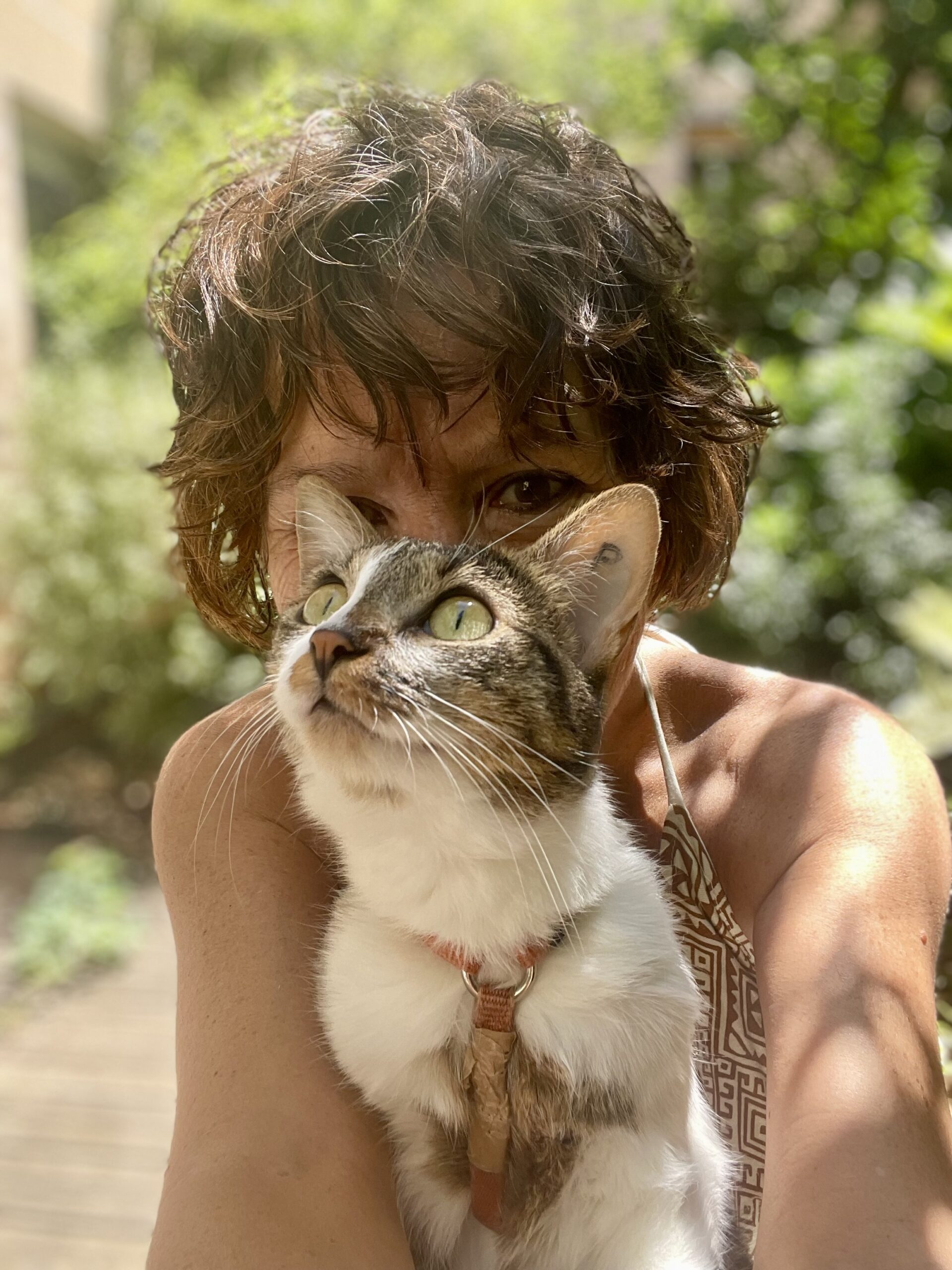 Nico Toublanc Hypnothérapeute et coach à Lyon 4 avec Lili sa petite chatte de 3 ans. Empathie. Coeur